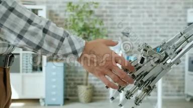 办公房内人与<strong>智能机器人</strong>握手特写镜头